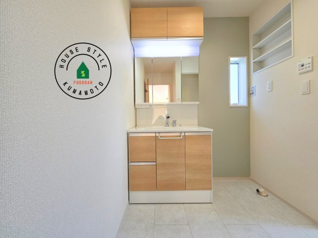 熊本市南区良町5丁目第1-4棟(2号棟)の独立洗面台|毎日使うものだから清潔な空間を保ちたい水回り。洗面にはそんな願いを解消させてくれる収納アイデアが満載です。三面鏡の裏側にはキャビネットが現れ小物から背の高い物まで収納できます。