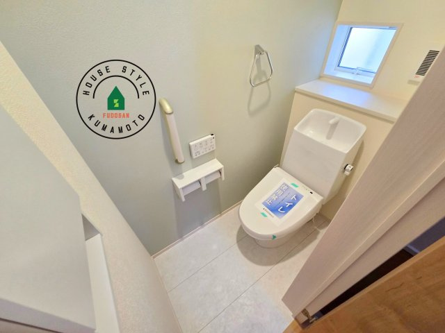 熊本市南区良町5丁目第1-4棟(2号棟)の内観：施工例|温水洗浄便座を完備しております。2ヶ所にトイレがあるのは朝の慌ただしい時間も安心です。