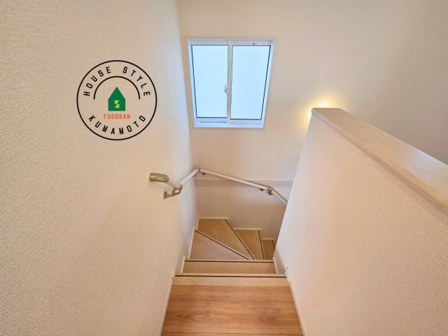 熊本市南区良町5丁目第1-4棟(2号棟)の内装|＜手すり付階段＞手すりがないと階段の昇り降りで危険なことはもちろん、壁に手をつきながら歩くことで壁紙が汚れやすくなります。すべての方に快適に昇り降りしていただくため、手すりを設置しました。