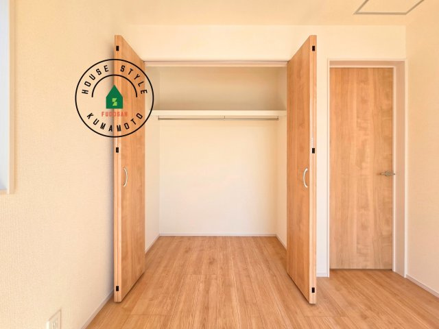 熊本市南区良町5丁目第1-4棟(2号棟)の内観：施工例|洋服や大きな荷物が多い方や人数の多いご家族などは、一般的なクローゼットよりもウォークインクローゼットのほうが使い勝手が良いです。