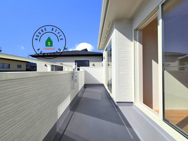 熊本市南区良町5丁目第1-4棟(2号棟)のバルコニー|風をしっかりと感じられるバルコニーでは、毎日が洗濯日和です。広々としているので洗濯も楽しくなるでしょうし、気分転換にバルコニーからの眺めを楽しむのもいいでしょう。