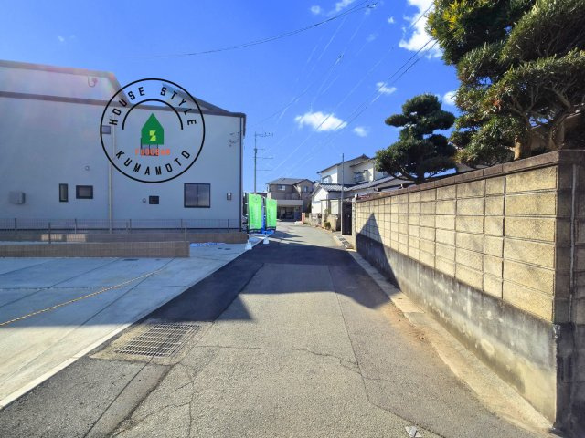 熊本市南区良町5丁目第1-4棟(2号棟)の前面道路含む現地写真|前面道路は閑静な住宅地をはしる車通りの少ない道路。お車の出し入れが苦手なママや小さなお子様にも安心ですね。しっかり舗装もされているので、ベビーカーや自転車で通っても快適に通行できます。