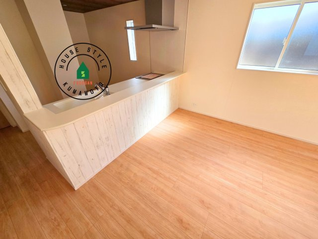 熊本市南区良町5丁目第1-4棟(2号棟)のダイニング|キッチンから立ち込める香りが今日の料理を期待させます。