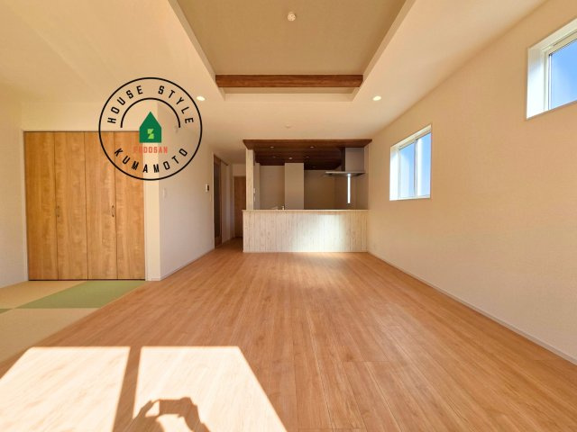 熊本市南区良町5丁目第1-4棟(2号棟)の居間・リビング|キッチンからリビングをしっかり確認できます。家族の笑顔があふれる空間になりそうですね。