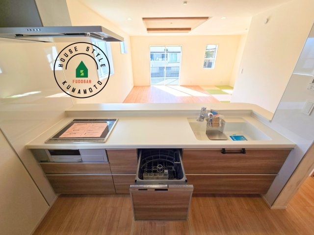 熊本市南区良町5丁目第1-4棟(2号棟)のキッチン|ご家族を近くに感じられる対面キッチンのLDK。会話もはずみそうですね。