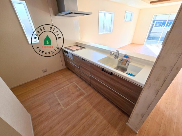 熊本市南区良町5丁目第1-4棟(2号棟)の内観：施工例|ダイニングテーブルへの配膳がラクラク、お料理はかどるカウンター付きシステムキッチン！