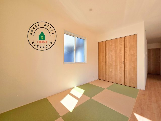 熊本市南区良町5丁目第1-4棟(2号棟)の和室|和室を上手に活用すると暮らし方の幅が広がります。例えば普段は開け放して、子供の小さいうちはお昼寝や遊びのスペースに。畳はソフトなので転んでもケガをしにくく安心です。