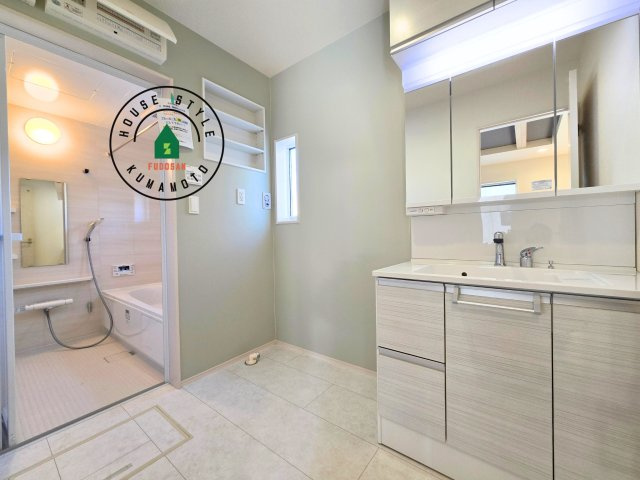 熊本市南区良町5丁目第1-4棟(3号棟)の脱衣所|ゆとりの洗面スペースで朝の身支度もスムーズに。暮らしを快適に変えるシャワー付洗面台です！