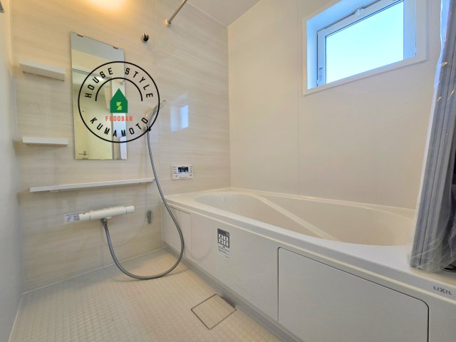 熊本市南区良町5丁目第1-4棟(3号棟)の浴室|1日の疲れを癒してくれる広々バスルーム。雨の日のお洗濯にも大活躍な浴室乾燥機付です！