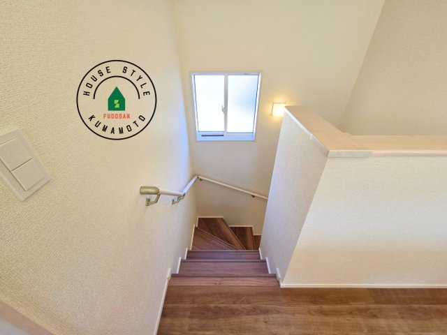 熊本市南区良町5丁目第1-4棟(3号棟)の内装|＜手すり付階段＞手すりがないと階段の昇り降りで危険なことはもちろん、壁に手をつきながら歩くことで壁紙が汚れやすくなります。すべての方に快適に昇り降りしていただくため、手すりを設置しました。