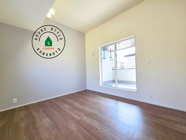 熊本市南区良町5丁目第1-4棟(3号棟)の寝室|主寝室には収納力に優れたクローゼットがありますので、お部屋もすっきり片付きます。