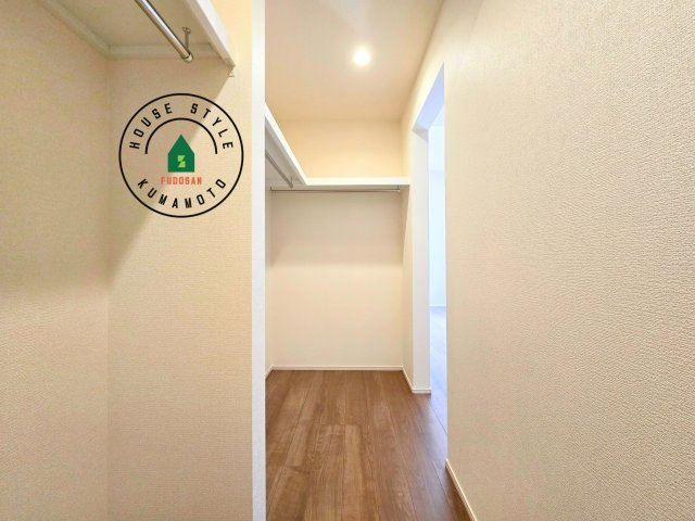 熊本市南区良町5丁目第1-4棟(3号棟)の収納|洋服や大きな荷物が多い方や人数の多いご家族などは、一般的なクローゼットよりもウォークインクローゼットのほうが使い勝手が良いです。