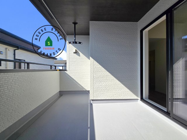 熊本市南区良町5丁目第1-4棟(3号棟)のバルコニー|風をしっかりと感じられるバルコニーでは、毎日が洗濯日和です。広々としているので洗濯も楽しくなるでしょうし、気分転換にバルコニーからの眺めを楽しむのもいいでしょう。