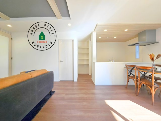 熊本市南区良町5丁目第1-4棟(3号棟)の居間・リビング|明るく開放的なリビングダイニングは豊かな陽光が注ぎ込み、やすらぎの空間を演出してくれます。ご家族で楽しいひとときをお過ごし下さい。※家具はCGを合成したものです。