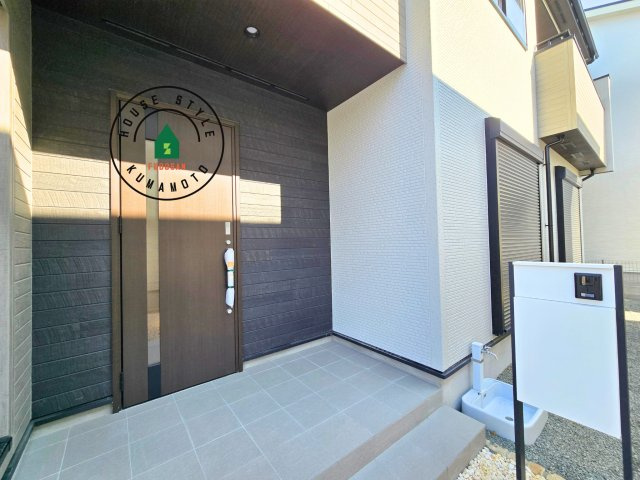 熊本市南区良町5丁目第1-4棟(3号棟)の玄関|おでかけの時も帰った時も、「我が家」を最初に感じでもらえる素敵な空間に。