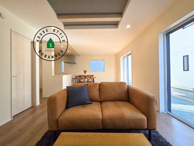 熊本市南区良町5丁目第1-4棟(3号棟)の居間・リビング|キッチンからリビングをしっかり確認できます。家族の笑顔があふれる空間になりそうですね。