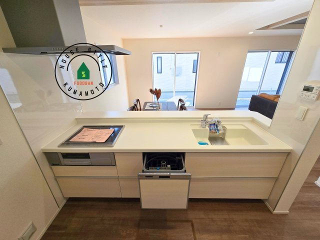 熊本市南区良町5丁目第1-4棟(3号棟)のキッチン|ご家族を近くに感じられる対面キッチンのLDK。会話もはずみそうですね。