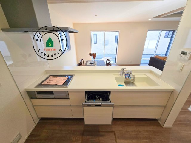 熊本市南区良町5丁目第1-4棟(3号棟)のキッチン|明るいキッチン作業スペースを多くとりました。ご夫婦でキッチンに立っても調理がしやすい広さです。食器類もすっきりと片付く収納は魅力的です。