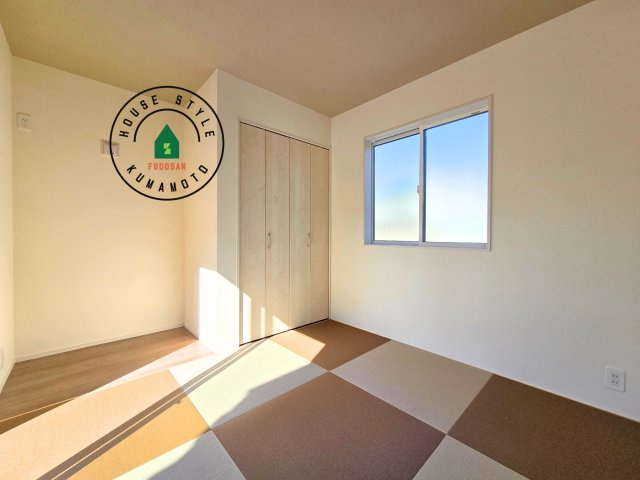 熊本市南区良町5丁目第1-4棟(3号棟)の和室|和室を上手に活用すると暮らし方の幅が広がります。例えば普段は開け放して、子供の小さいうちはお昼寝や遊びのスペースに。畳はソフトなので転んでもケガをしにくく安心です。