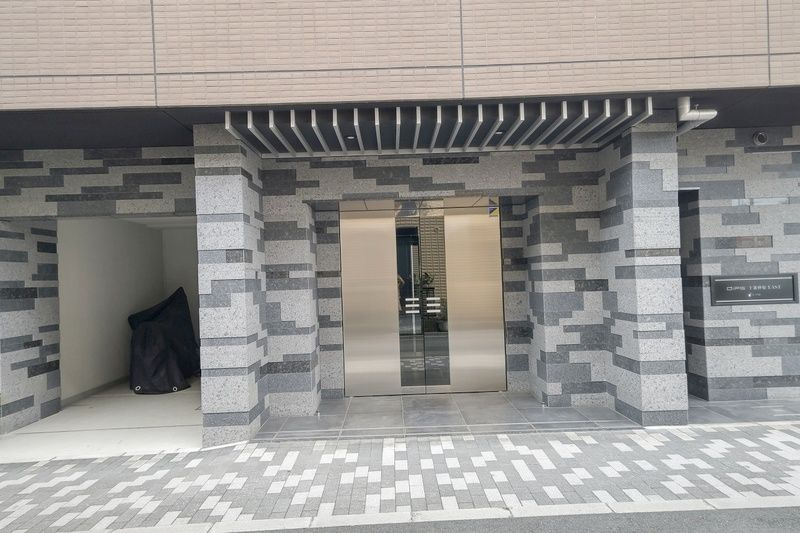 ディップス十条仲原イーストのエントランス