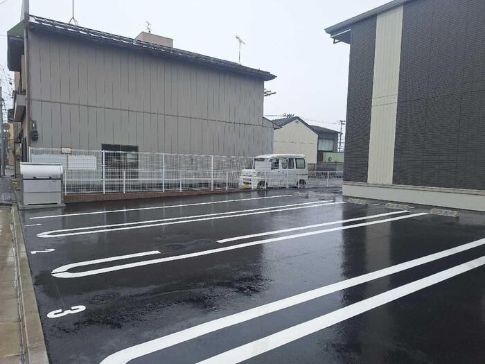 RESUA南大通の駐車場