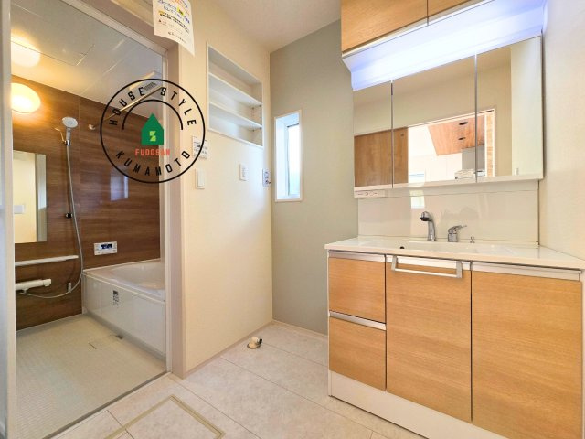 熊本市南区良町5丁目第1-4棟(4号棟)の内観：施工例|ゆとりの洗面スペースで朝の身支度もスムーズに。暮らしを快適に変えるシャワー付洗面台です！