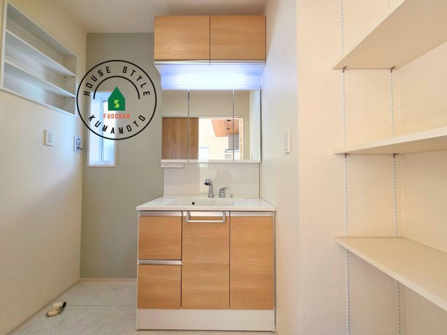 熊本市南区良町5丁目第1-4棟(4号棟)の内観：施工例|毎日使うものだから清潔な空間を保ちたい水回り。洗面にはそんな願いを解消させてくれる収納アイデアが満載です。三面鏡の裏側にはキャビネットが現れ小物から背の高い物まで収納できます。