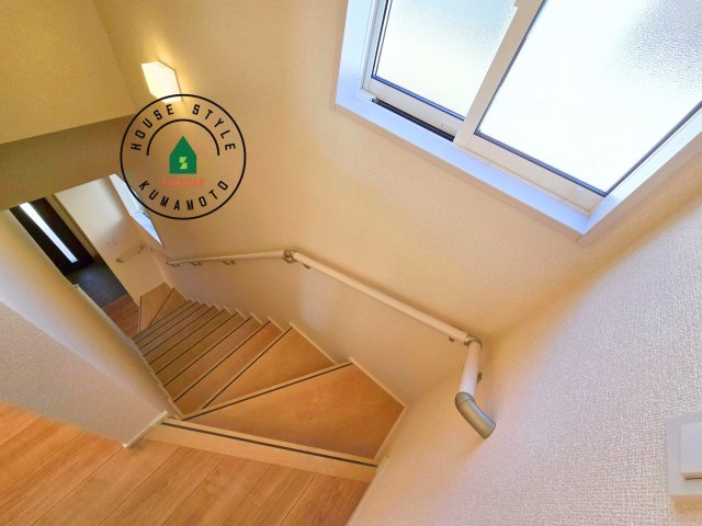 熊本市南区良町5丁目第1-4棟(4号棟)の内観：施工例|＜手すり付階段＞手すりがないと階段の昇り降りで危険なことはもちろん、壁に手をつきながら歩くことで壁紙が汚れやすくなります。すべての方に快適に昇り降りしていただくため、手すりを設置しました。