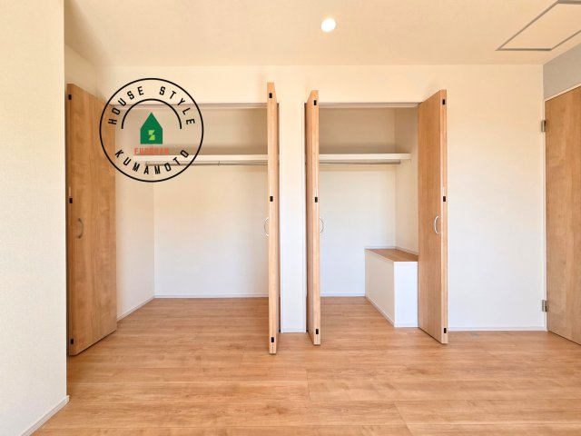 熊本市南区良町5丁目第1-4棟(4号棟)の内観：施工例|洋服や大きな荷物が多い方や人数の多いご家族などは、一般的なクローゼットよりもウォークインクローゼットのほうが使い勝手が良いです。