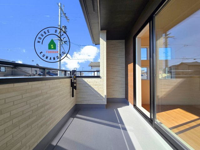 熊本市南区良町5丁目第1-4棟(4号棟)のバルコニー|風をしっかりと感じられるバルコニーでは、毎日が洗濯日和です。広々としているので洗濯も楽しくなるでしょうし、気分転換にバルコニーからの眺めを楽しむのもいいでしょう。