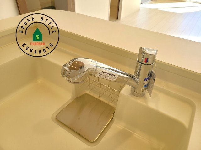 熊本市南区良町5丁目第1-4棟(4号棟)の設備|ヘッドはシャワーや浄水に切り替え可能でノズルが延びる可動式。料理が楽しくなりますね。