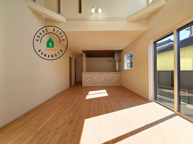 熊本市南区良町5丁目第1-4棟(4号棟)の内観：施工例|キッチンからリビングをしっかり確認できます。家族の笑顔があふれる空間になりそうですね。