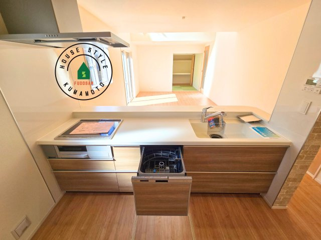 熊本市南区良町5丁目第1-4棟(4号棟)の内観：施工例|ご家族を近くに感じられる対面キッチンのLDK。会話もはずみそうですね。