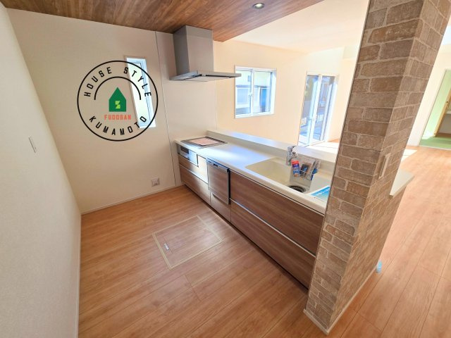 熊本市南区良町5丁目第1-4棟(4号棟)の内観：施工例|ダイニングテーブルへの配膳がラクラク、お料理はかどるカウンター付きシステムキッチン！