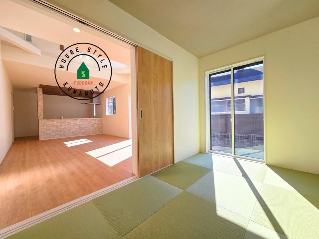 熊本市南区良町5丁目第1-4棟(4号棟)の内観：施工例|和室を上手に活用すると暮らし方の幅が広がります。例えば普段は開け放して、子供の小さいうちはお昼寝や遊びのスペースに。畳はソフトなので転んでもケガをしにくく安心です