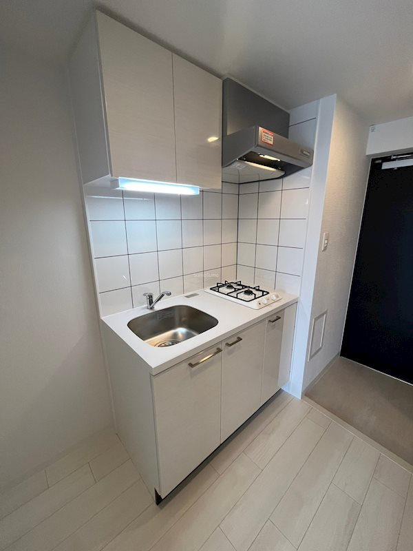 エスリード難波ザ・プレミアのキッチン|コンパクトなキッチンで掃除もラクラク