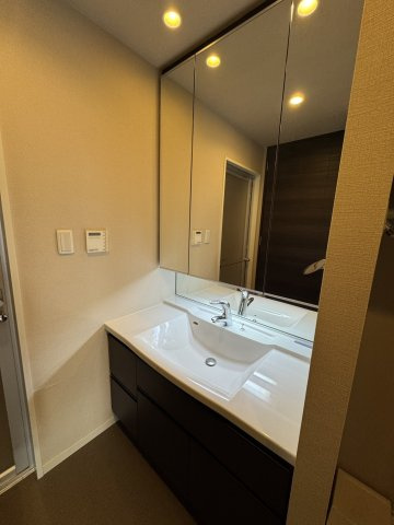 アトラスタワー府中の独立洗面台|朝の支度にも助かる、独立の洗髪洗面化粧台