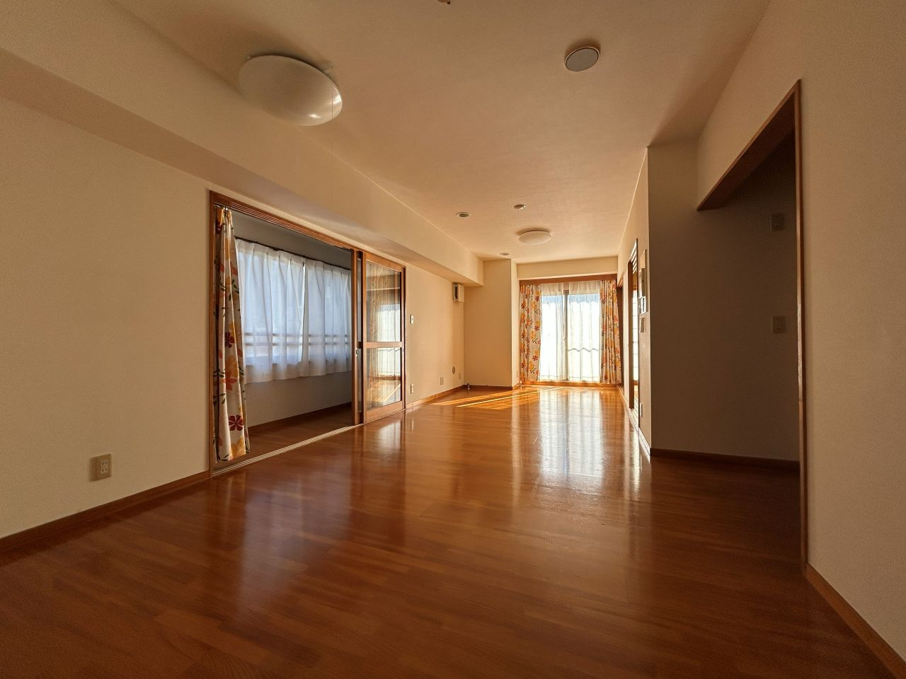 タワーリゾートマンション大手３階の居間・リビング|LDKの様子