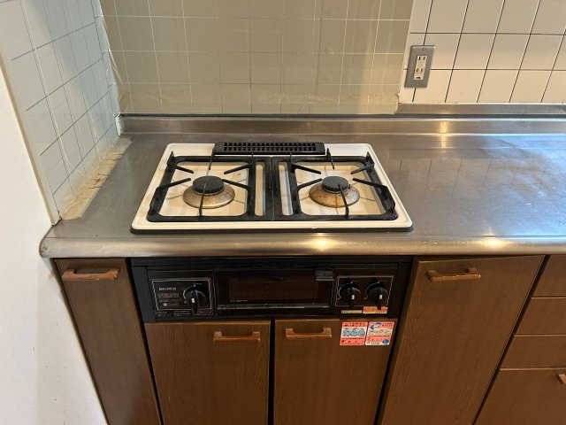 タワーリゾートマンション大手３階のキッチン|都市ガス対応のガスコンロです