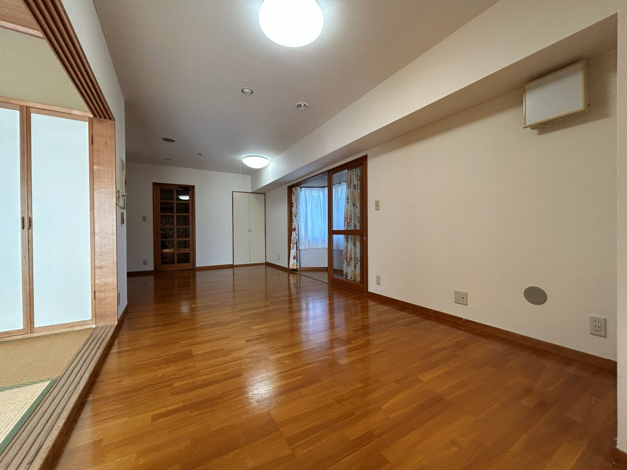 タワーリゾートマンション大手３階の居間・リビング|LDKの様子