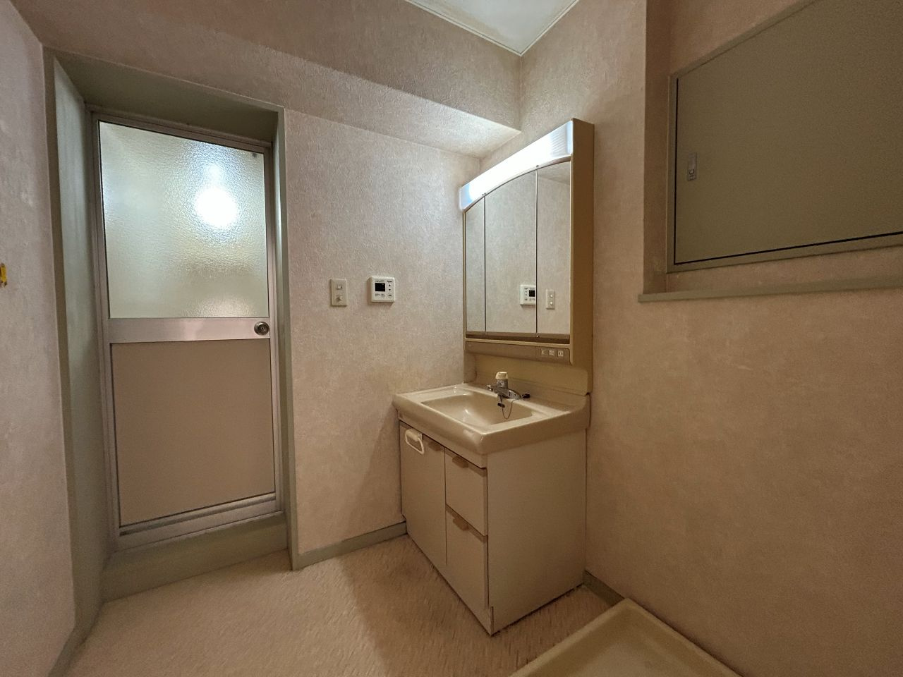 タワーリゾートマンション大手３階の独立洗面台|脱衣洗面室　洗濯機置き場あります