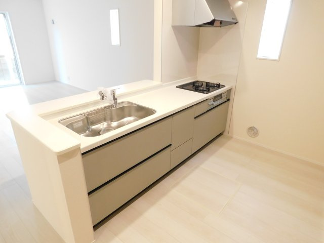 津島市江東町２丁目の新築一戸建のキッチン|◇キッチン◇　　人気の対面式・人造大理石カウンター・浄水機能付ハンドシャワー・静音仕様シンク・スローインクローズレール・Ｓｉセンサーコンロ（３口）・床下収納庫