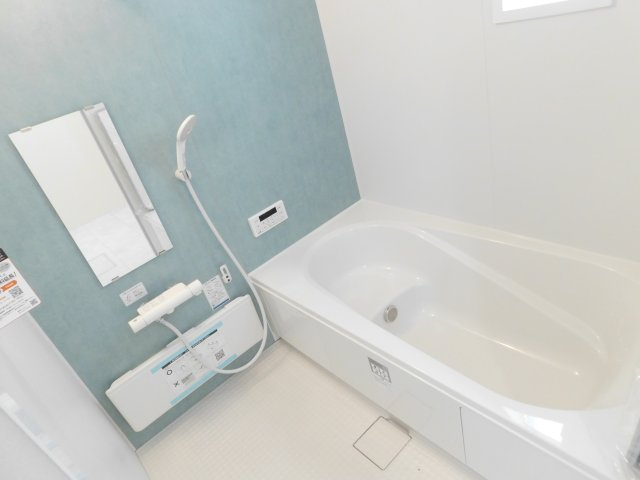 津島市江東町２丁目の新築一戸建の浴室|◇浴室◇　　広い１坪サイズ（ＬＩＸＩＬ）・浴室暖房乾燥機・断熱浴槽・エコベンチ浴槽・お手入れ楽々カウンター・キレイサーモフロア・オートバス・バリアフリーバス・追い焚き・浴室窓あり