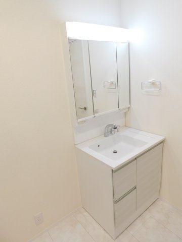 津島市江東町２丁目の新築一戸建の独立洗面台|◇洗面室◇　　広い洗面室！　三面鏡シャンプードレッサー　くもり止め仕様