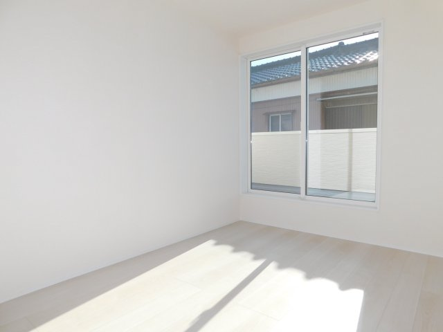 津島市江東町２丁目の新築一戸建の洋室|◇洋室◇　　南面で明るい洋室６．７５帖　ウォークインクローゼット完備！　バルコニー付き♪