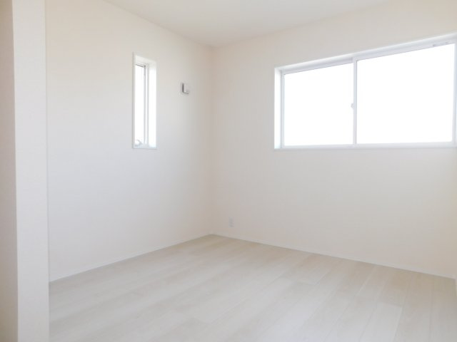 津島市江東町２丁目の新築一戸建の洋室|◇洋室◇　　明るい洋室５．０６帖　ウォークインクローゼット完備！　