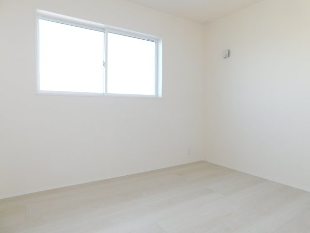 津島市江東町２丁目の新築一戸建の洋室|◇洋室◇　　明るい洋室５．２５帖　全居室収納完備！　　