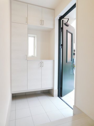 津島市江東町２丁目の新築一戸建の玄関|◇玄関収納◇　　玄関がスッキリ片付く大容量収納♪