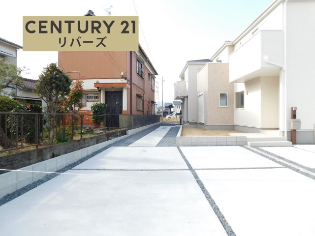 津島市江東町２丁目の新築一戸建の前面道路含む現地写真|☆５号棟☆  　新価格！！いつでもご案内出来ます♪（お問合せ当日、平日、水曜、夜間でもＯＫ）　敷地５０坪超！　駐車並列２台ＯＫ！　南面に庭付き♪　収納豊富！　スーパーや小・中学校など周辺環境充実♪