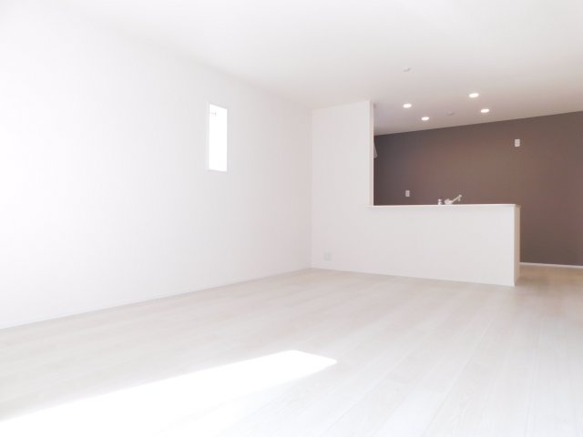 津島市江東町２丁目の新築一戸建の居間・リビング|◇リビング◇　　南面で明るいリビング１６．０帖　子育てに嬉しい対面キッチン♪